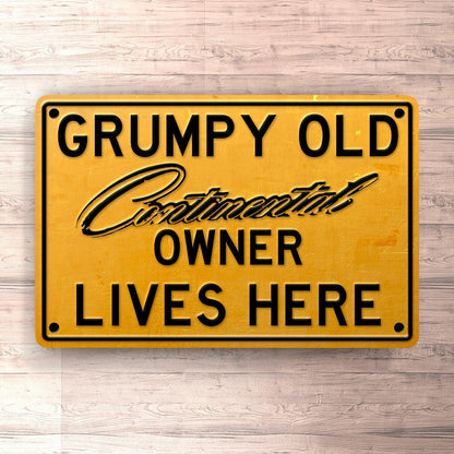 Lincoln Grumpy Old Lincoln Continental Owner Lives Here Skilte, Musemåtte, Dørmåtte-Skilte-Lincoln-Garage Culture Shop- garage - man cave - merchandise