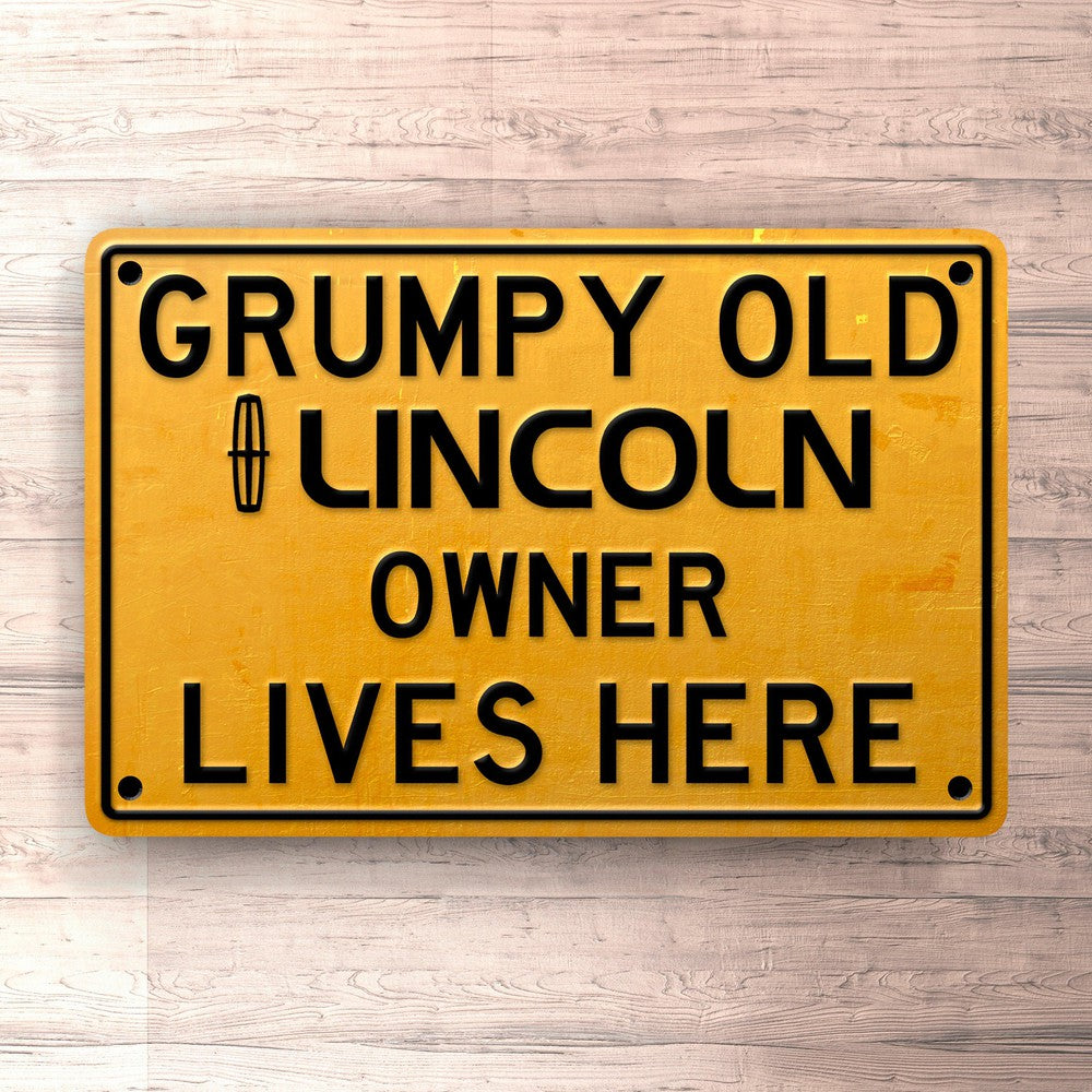 Lincoln Grumpy Old Lincoln Owner Lives Here Skilte, Musemåtte, Dørmåtte , Plakat-Skilte-Lincoln-Garage Culture Shop- garage - man cave - merchandise