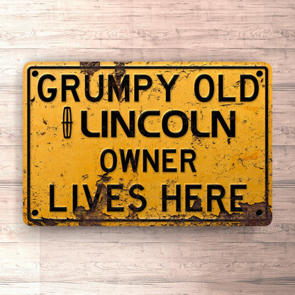 Lincoln Grumpy Old Lincoln Owner Lives Here Skilte, Musemåtte, Dørmåtte , Plakat-Skilte-Lincoln-Garage Culture Shop- garage - man cave - merchandise