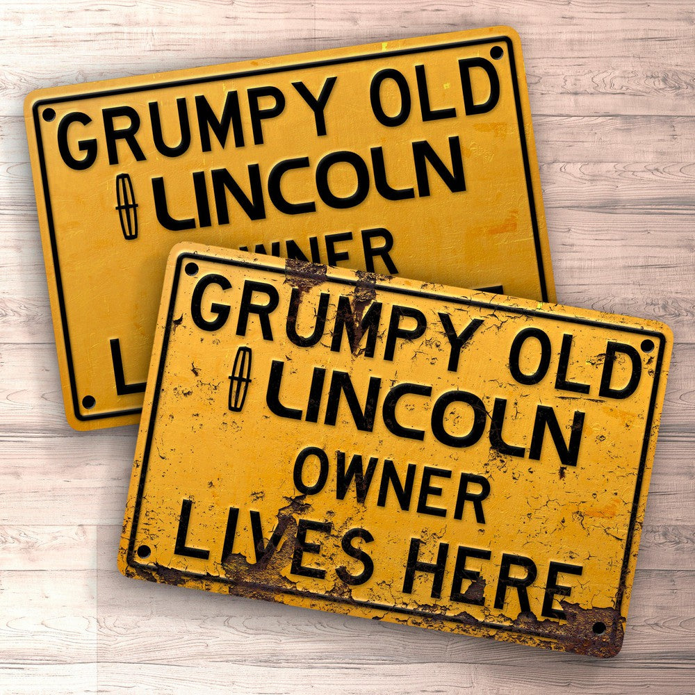 Lincoln Grumpy Old Lincoln Owner Lives Here Skilte, Musemåtte, Dørmåtte , Plakat-Skilte-Lincoln-Garage Culture Shop- garage - man cave - merchandise