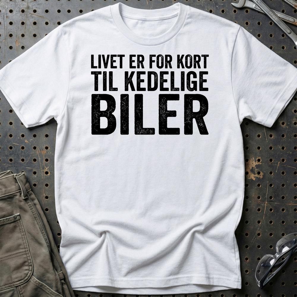 Livet Er For Kort til Kedelige Biler - Dansk Bilkultur T-Shirt-Beklædning-Garage Culture-Hvid-S-Garage Culture Shop- garage - man cave - merchandise