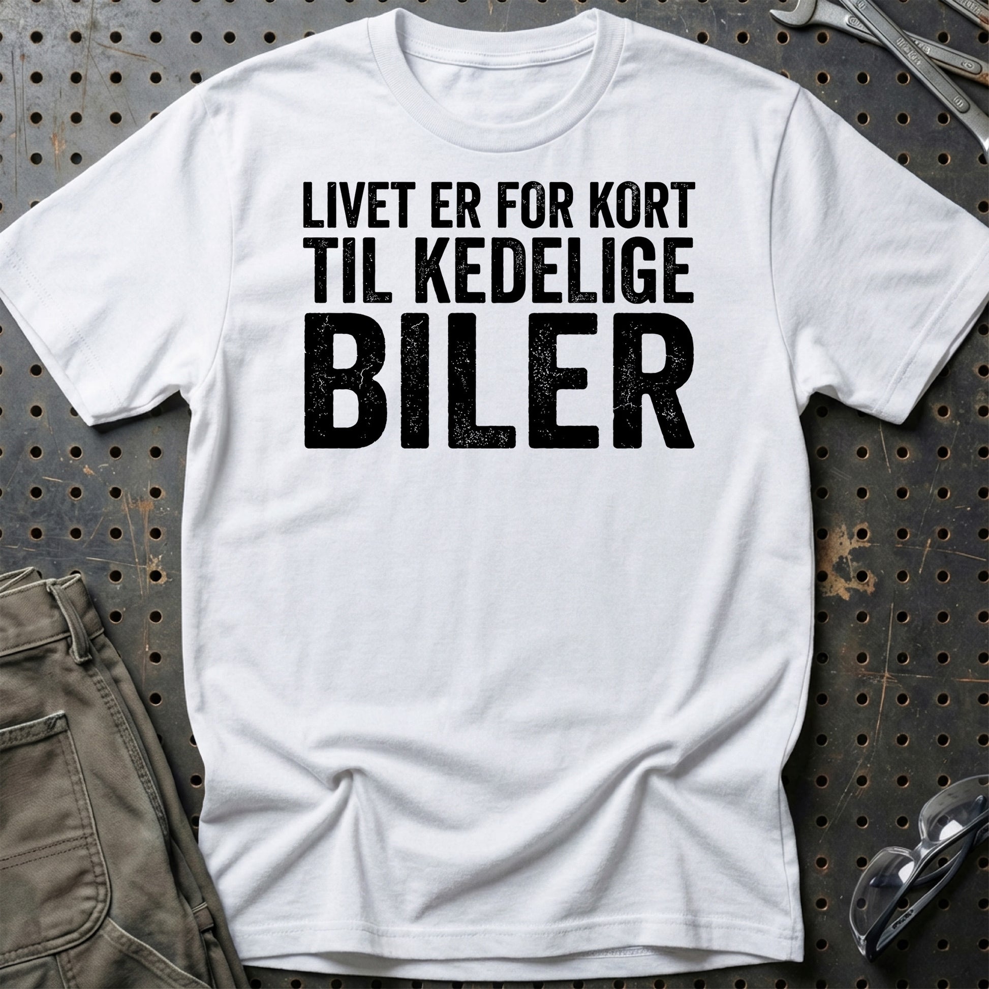 Livet Er For Kort til Kedelige Biler – Dansk Bilkultur - Unisex T-Shirt , Bomuld-Beklædning-Garage Culture-Hvid-S-Garage Culture Shop- garage - man cave - merchandise
