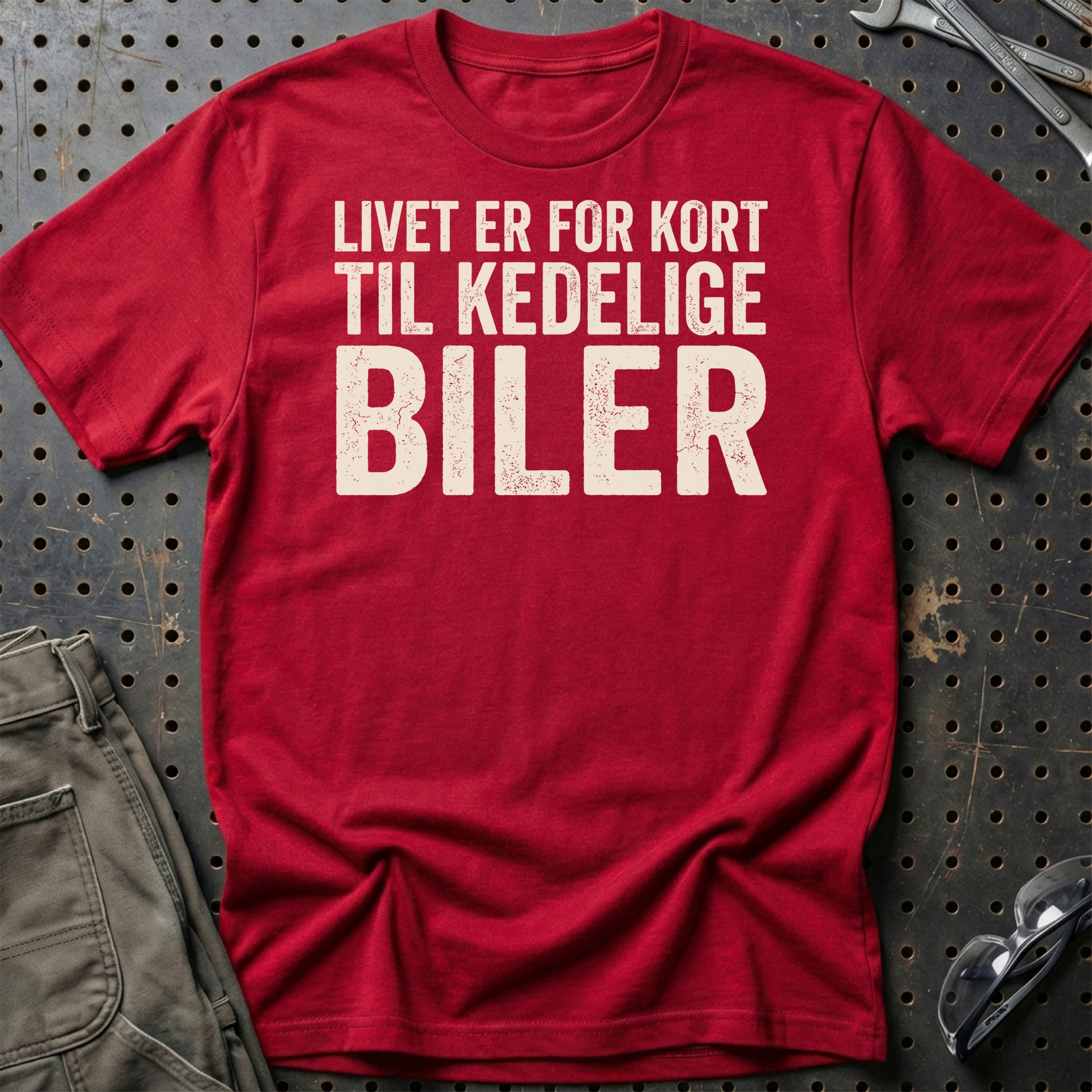 Livet Er For Kort til Kedelige Biler – Dansk Bilkultur - Unisex T-Shirt , Bomuld-Beklædning-Garage Culture-Rød-S-Garage Culture Shop- garage - man cave - merchandise