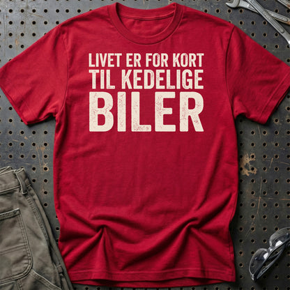 Livet Er For Kort til Kedelige Biler – Dansk Bilkultur - Unisex T-Shirt , Bomuld-Beklædning-Garage Culture-Rød-S-Garage Culture Shop- garage - man cave - merchandise