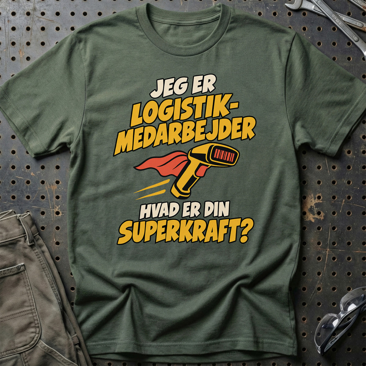 
Logistikmedarbejder – Hvad er din superkraft? – Unisex T-Shirt – Grøn Militær