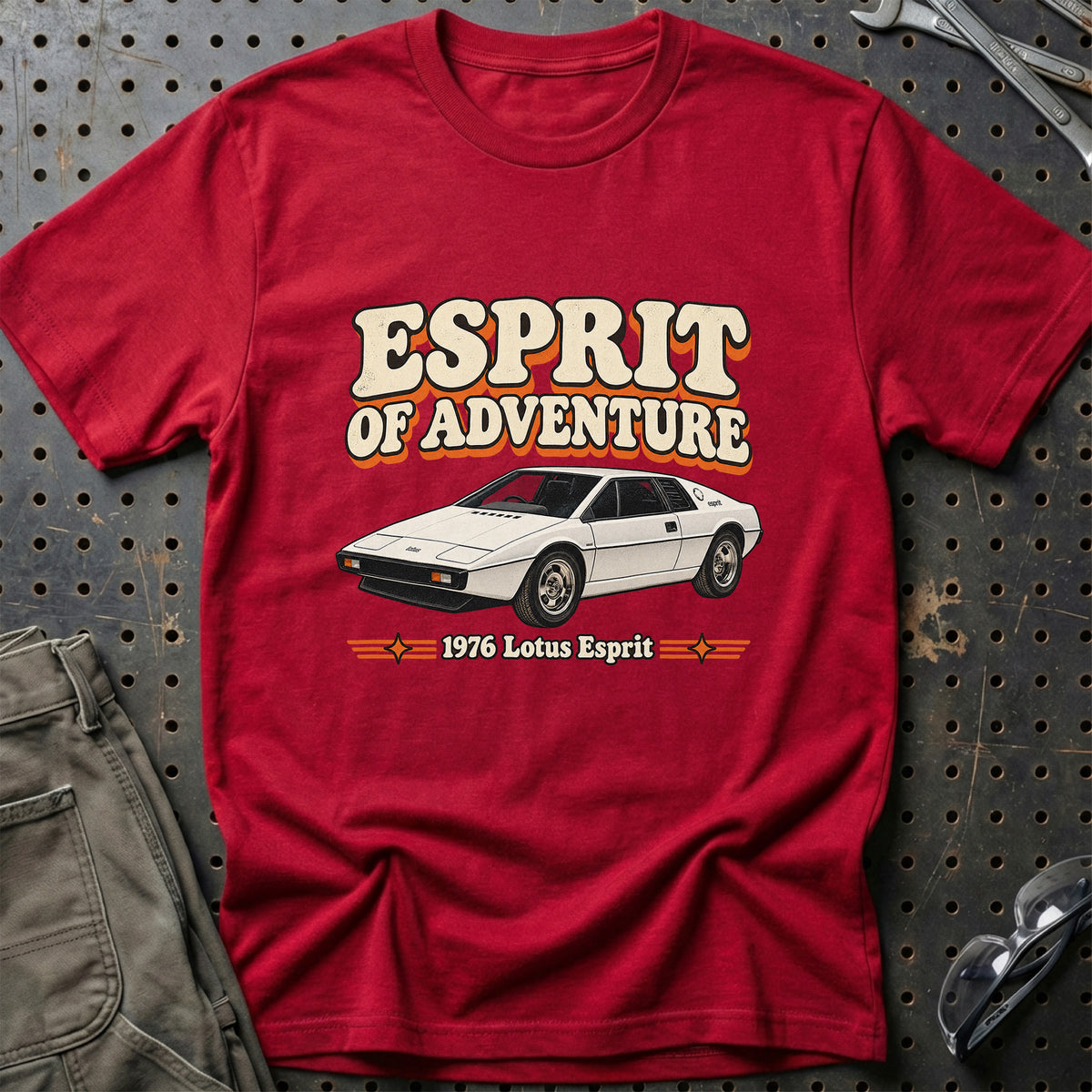 
Lotus Esprit 1976 – Esprit of Adventure T-Shirt – Rød