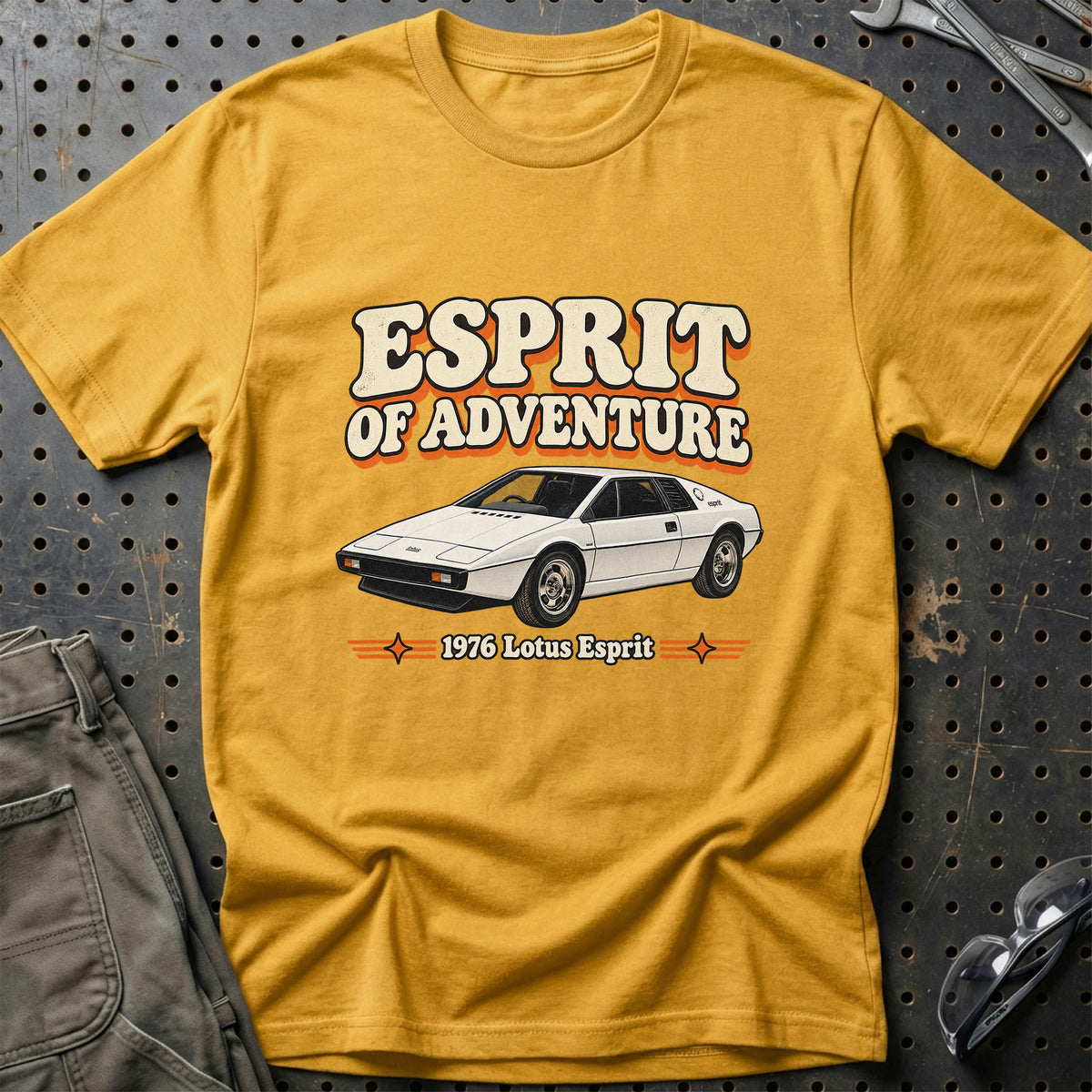 
Lotus Esprit 1976 – Esprit of Adventure T-Shirt – Guld