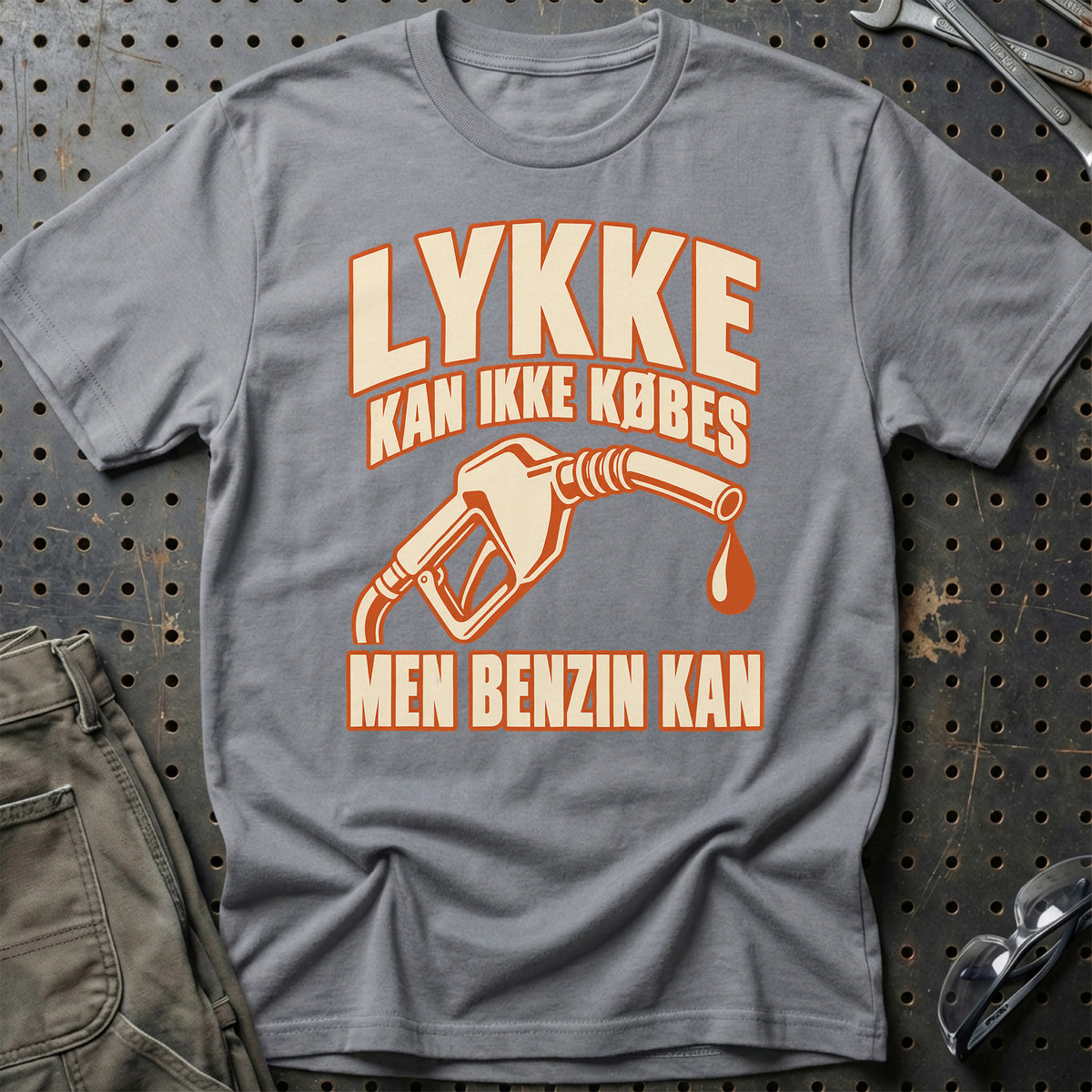 
Produktbillede af Lykke kan ikke købes men benzin kan T-Shirt