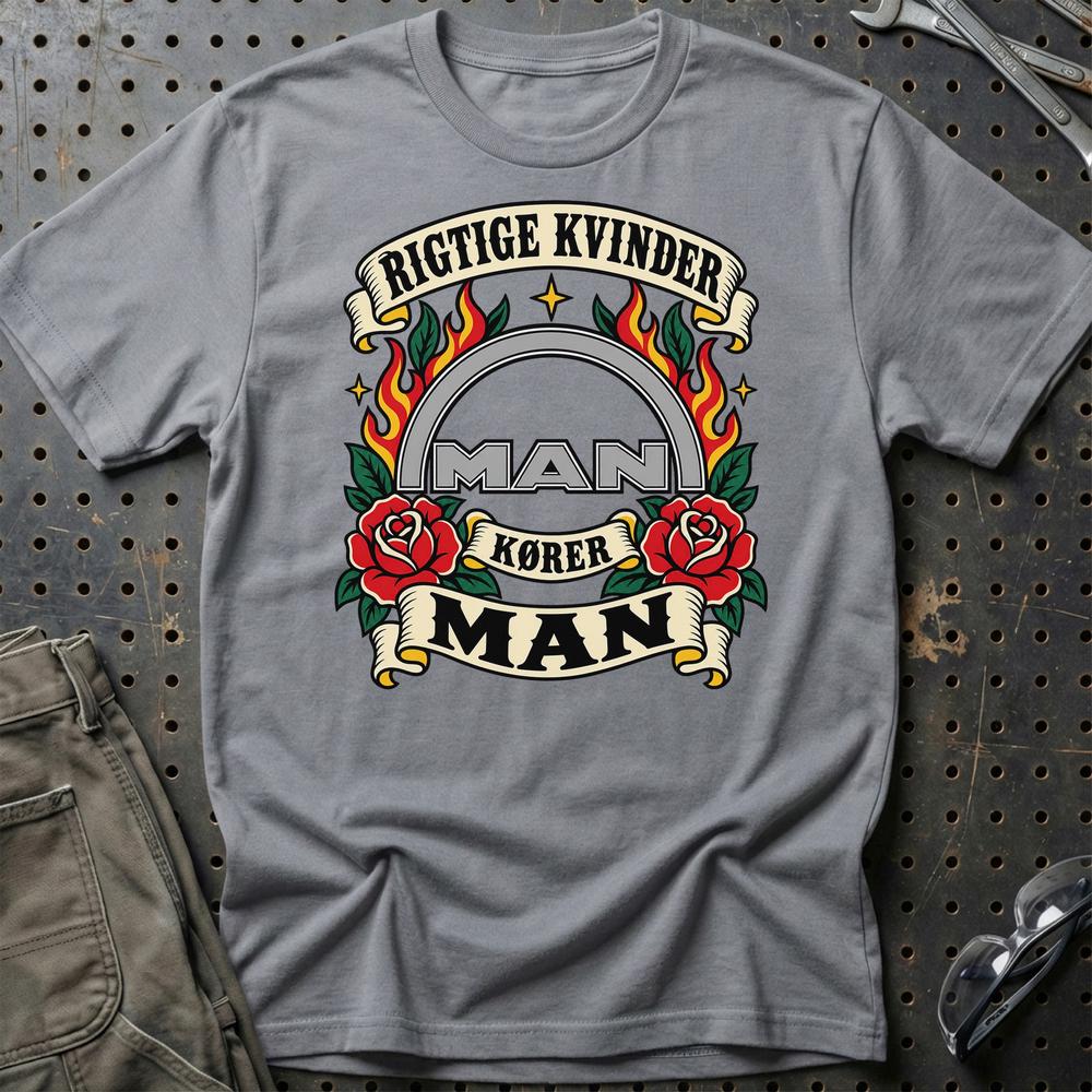 
Produktbillede af MAN Rigtige Kvinder Kører – Roser og Flammer T-Shirt