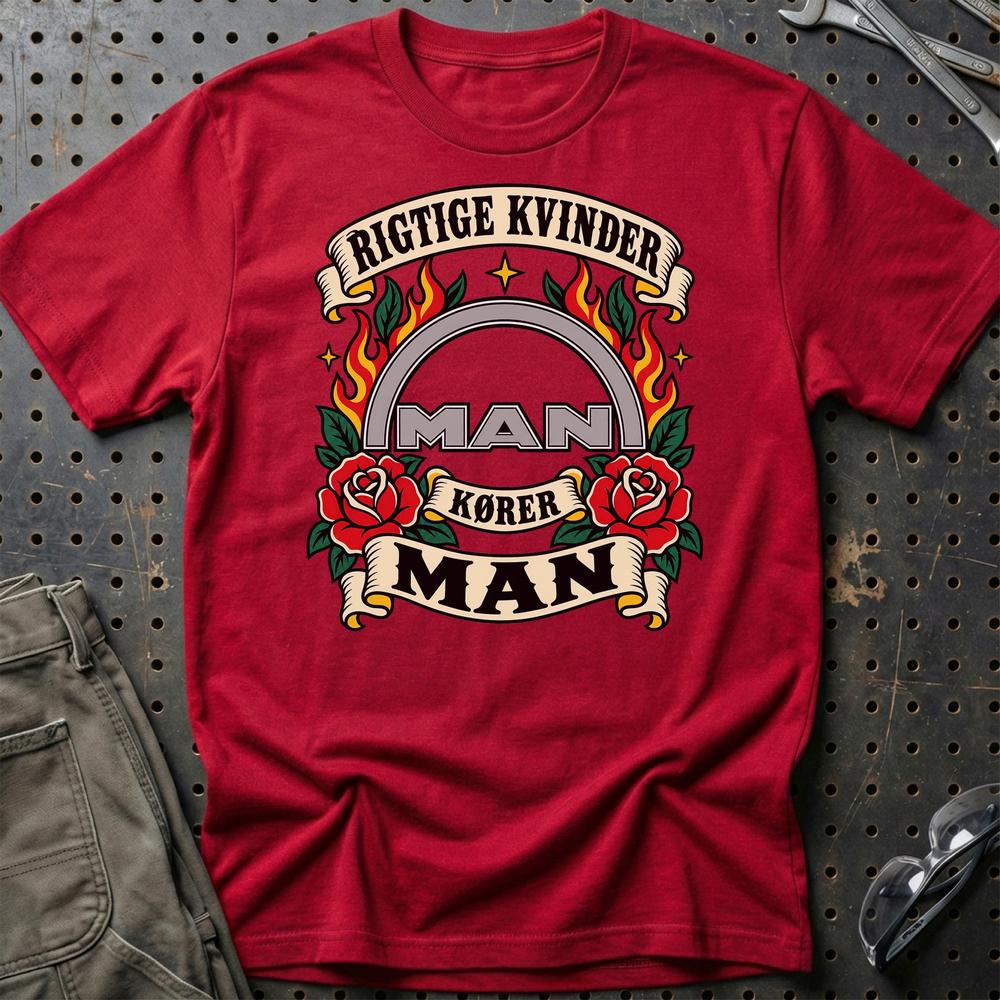 
Produktbillede af MAN Rigtige Kvinder Kører – Roser og Flammer T-Shirt
