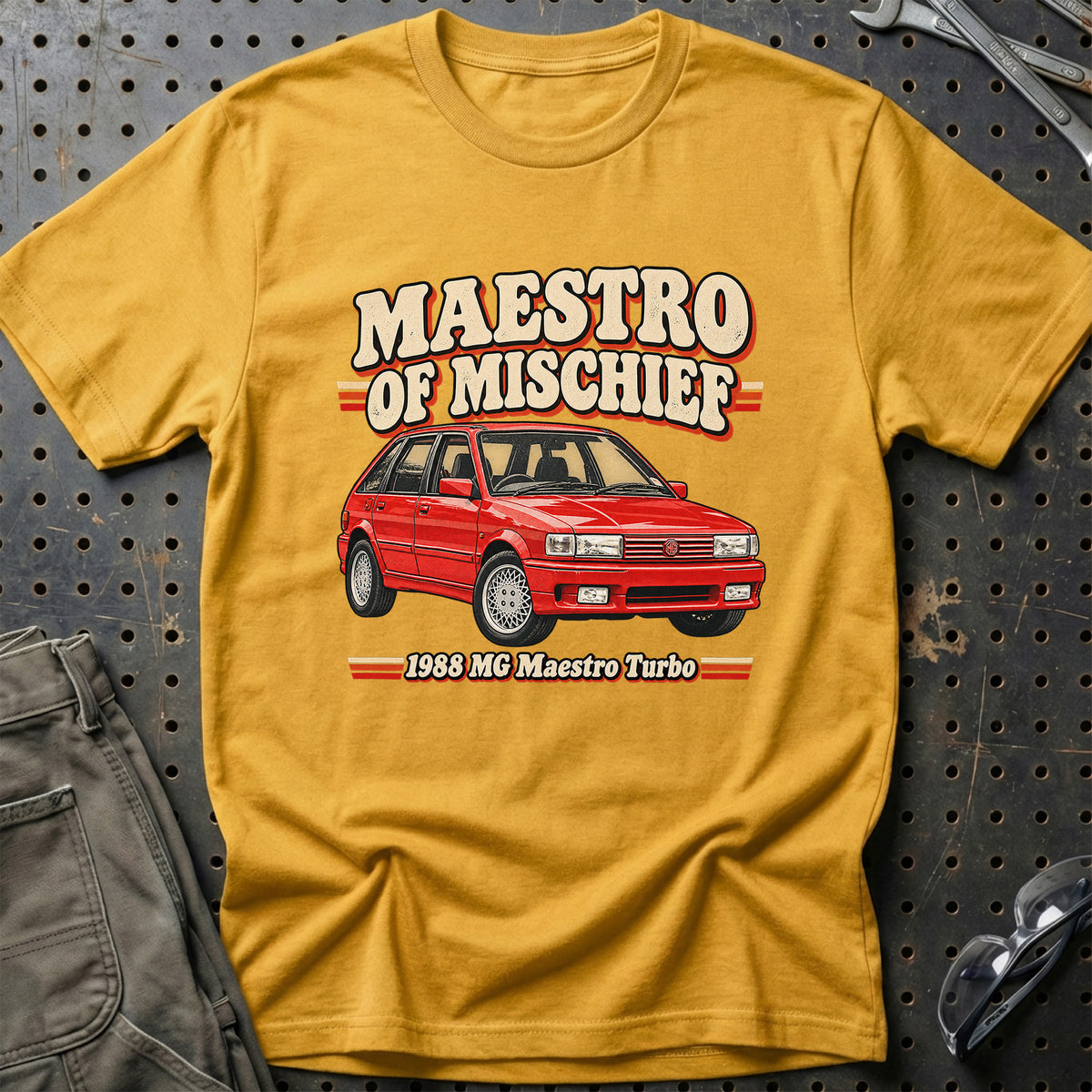 
MG Maestro Turbo 1988 – Maestro of Mischief T-Shirt – Guld