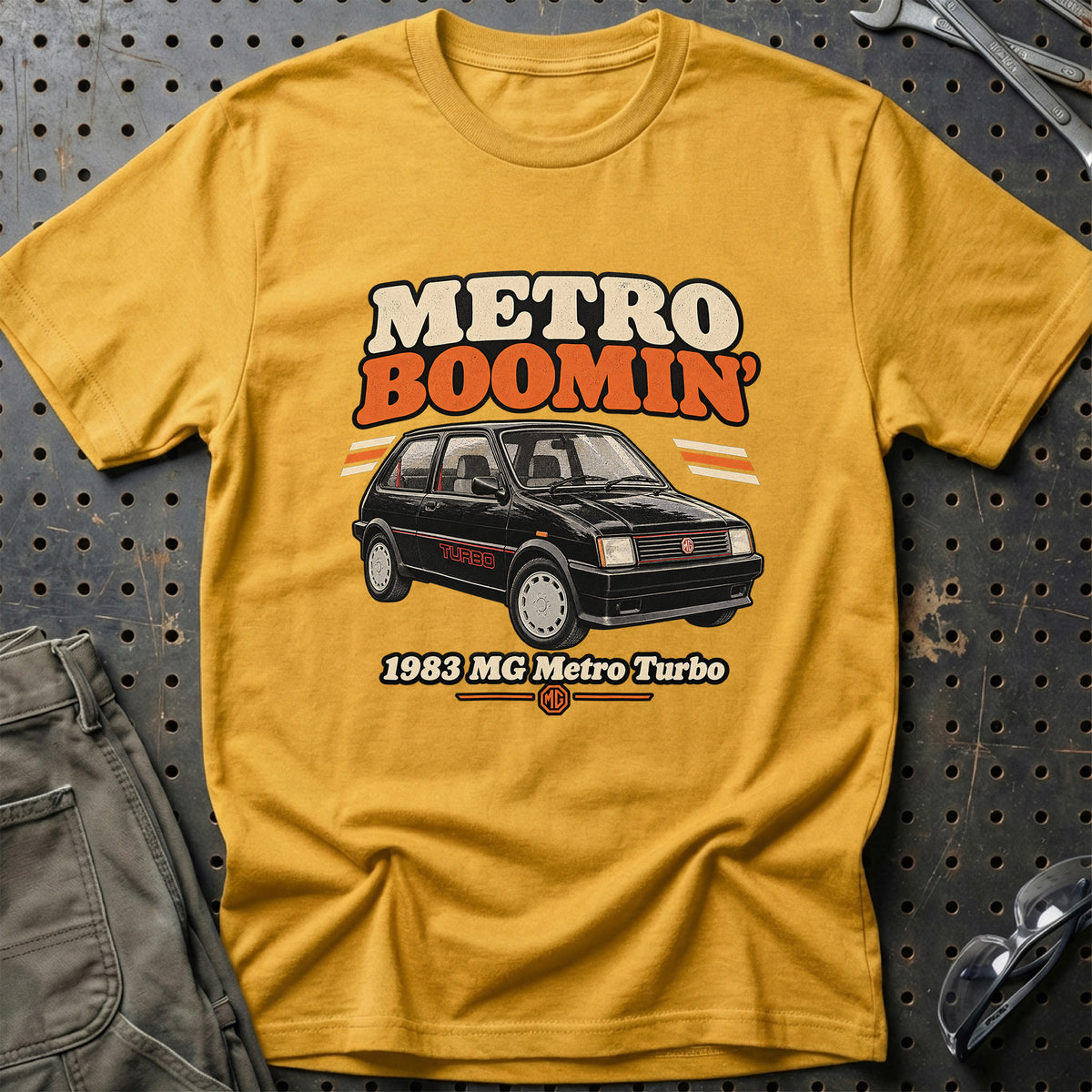 
MG Metro Turbo 1983 – Metro Boomin' T-Shirt – Guld