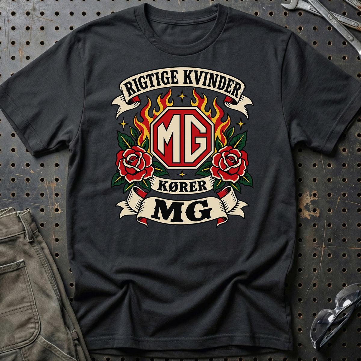 MG Rigtige Kvinder Kører – Roser og Flammer T-Shirt – Sort