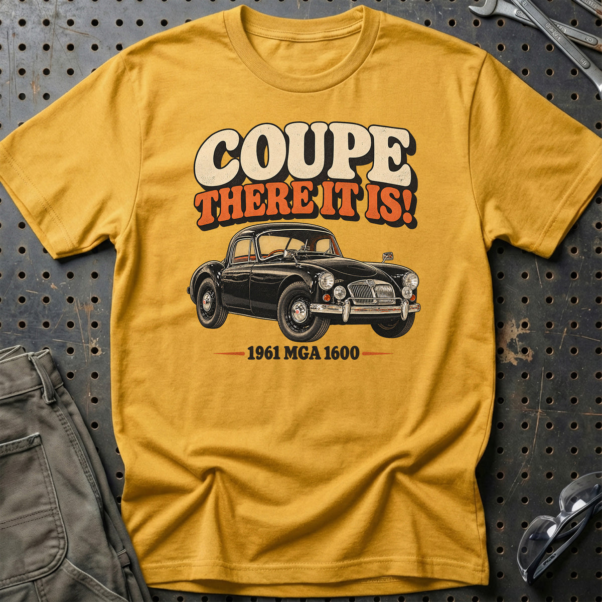 
MGA 1600 Coupé 1961 – Coupe There It Is T-Shirt – Guld