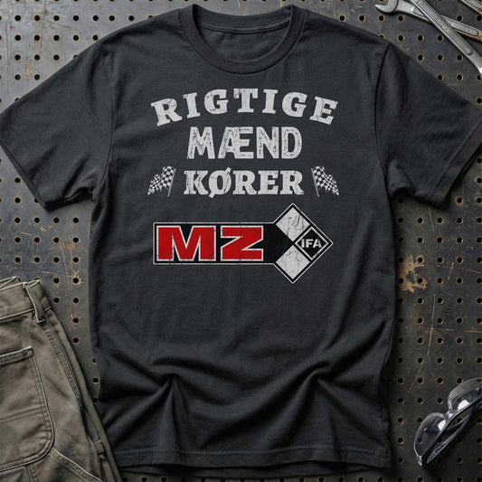 MZ Rigtige Mænd Kører - Unisex T-Shirt , Bomuld-Beklædning-MZ-Sort-S-Garage Culture Shop- garage - man cave - merchandise