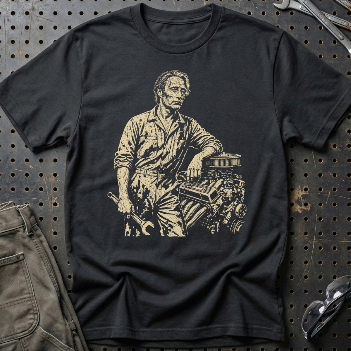 
Mads Mikkelsen – I garagen – Unisex T-Shirt – Sort