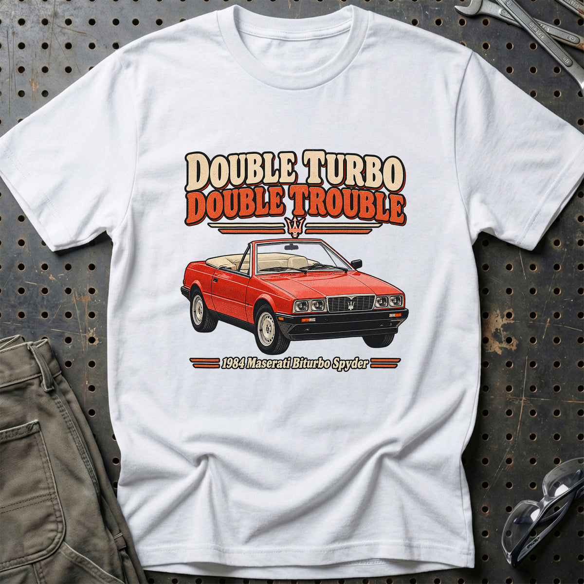 
Maserati Biturbo Spyder 1984 – Double Turbo Double Trouble T-Shirt – Hvid