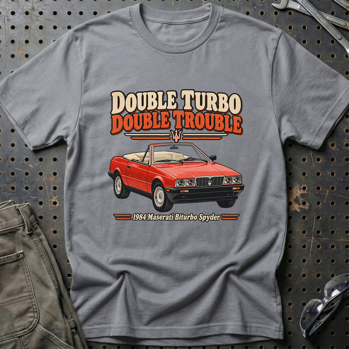 
Maserati Biturbo Spyder 1984 – Double Turbo Double Trouble T-Shirt – Grå Sport