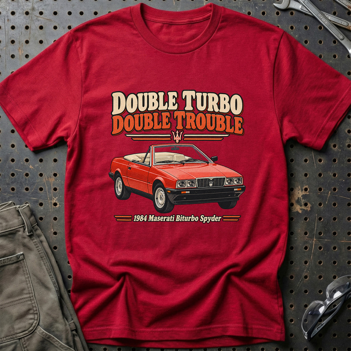 
Maserati Biturbo Spyder 1984 – Double Turbo Double Trouble T-Shirt – Rød