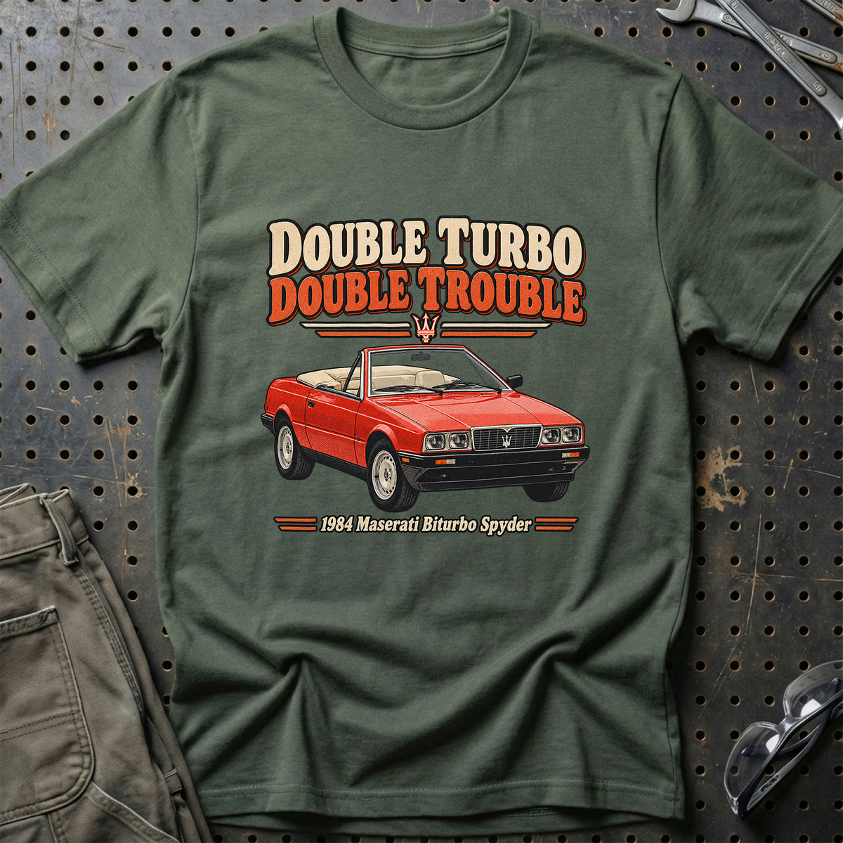 
Maserati Biturbo Spyder 1984 – Double Turbo Double Trouble T-Shirt – Grøn Militær