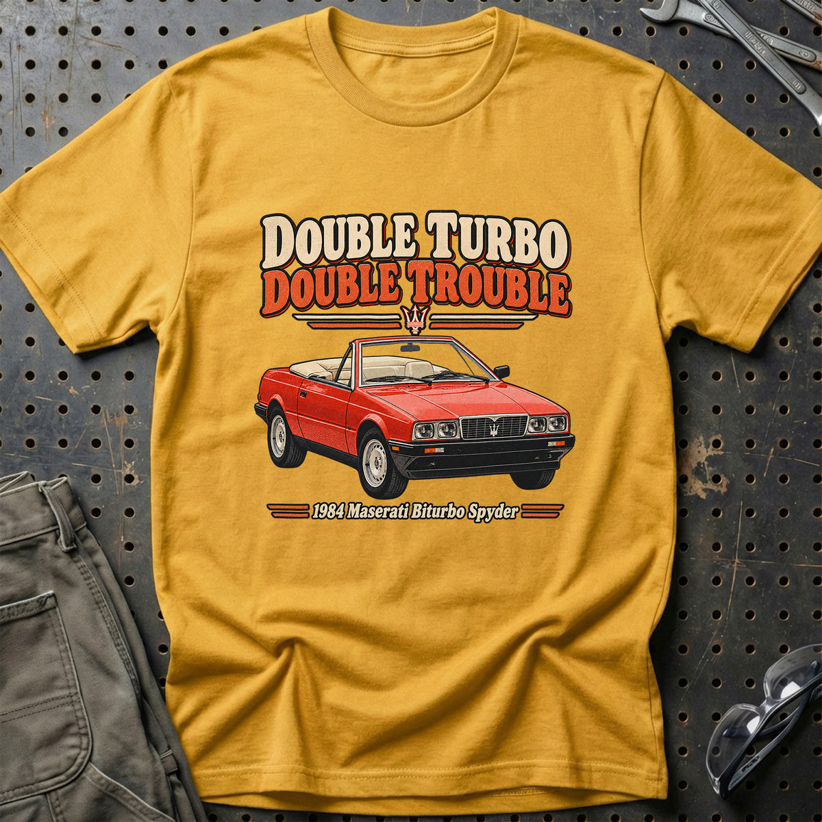 
Maserati Biturbo Spyder 1984 – Double Turbo Double Trouble T-Shirt – Guld