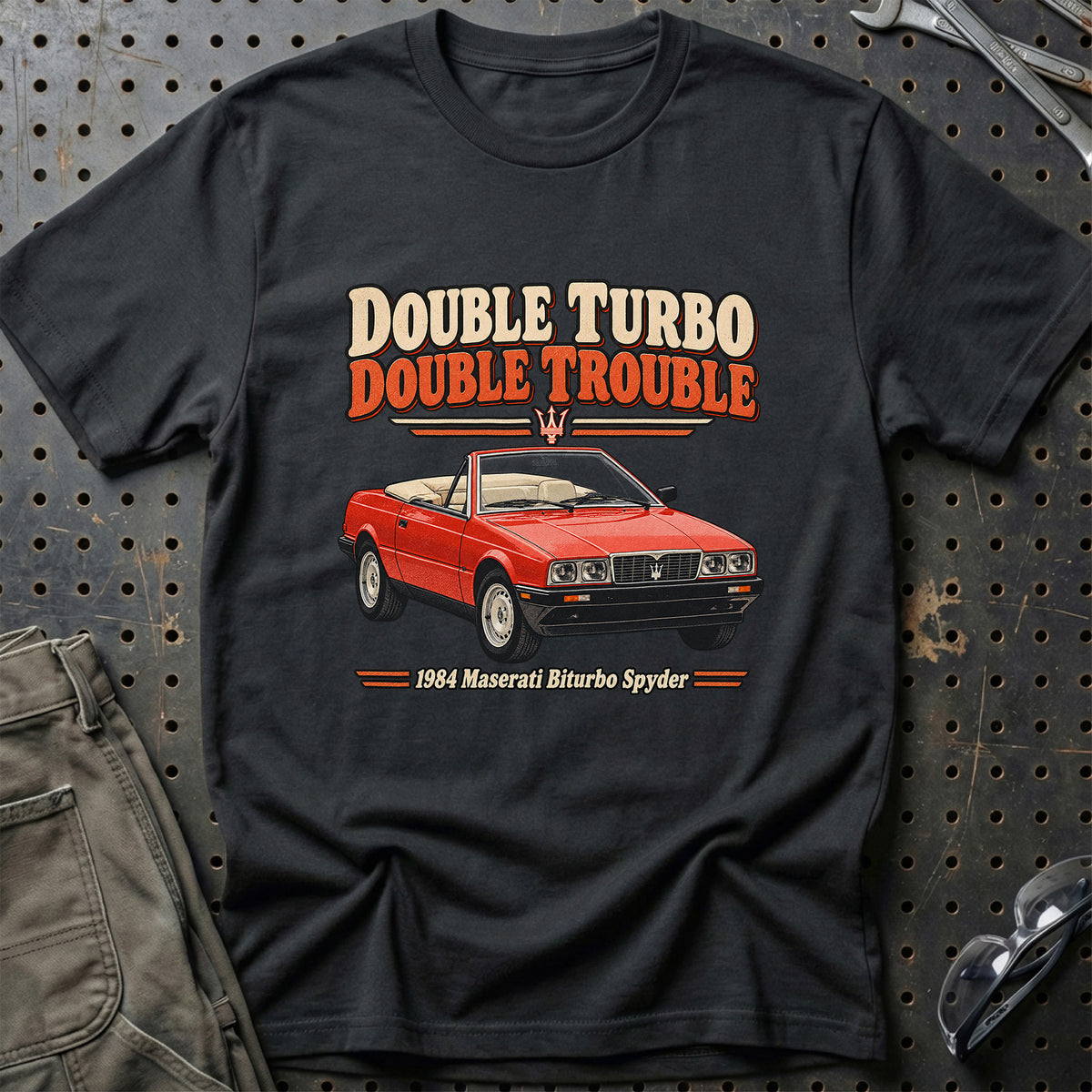 
Maserati Biturbo Spyder 1984 – Double Turbo Double Trouble T-Shirt – Sort