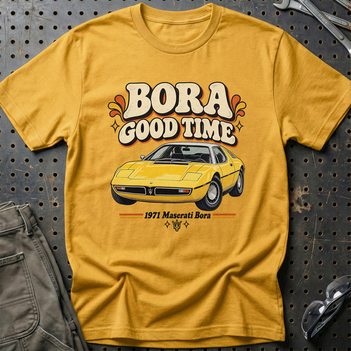 
Maserati Bora 1971 – Bora Good Time T-Shirt – Guld