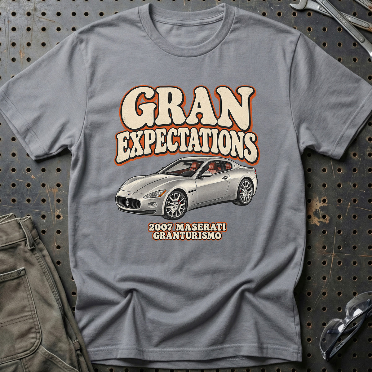 
Maserati GranTurismo 2007 – Gran Expectations T-Shirt – Grå Sport