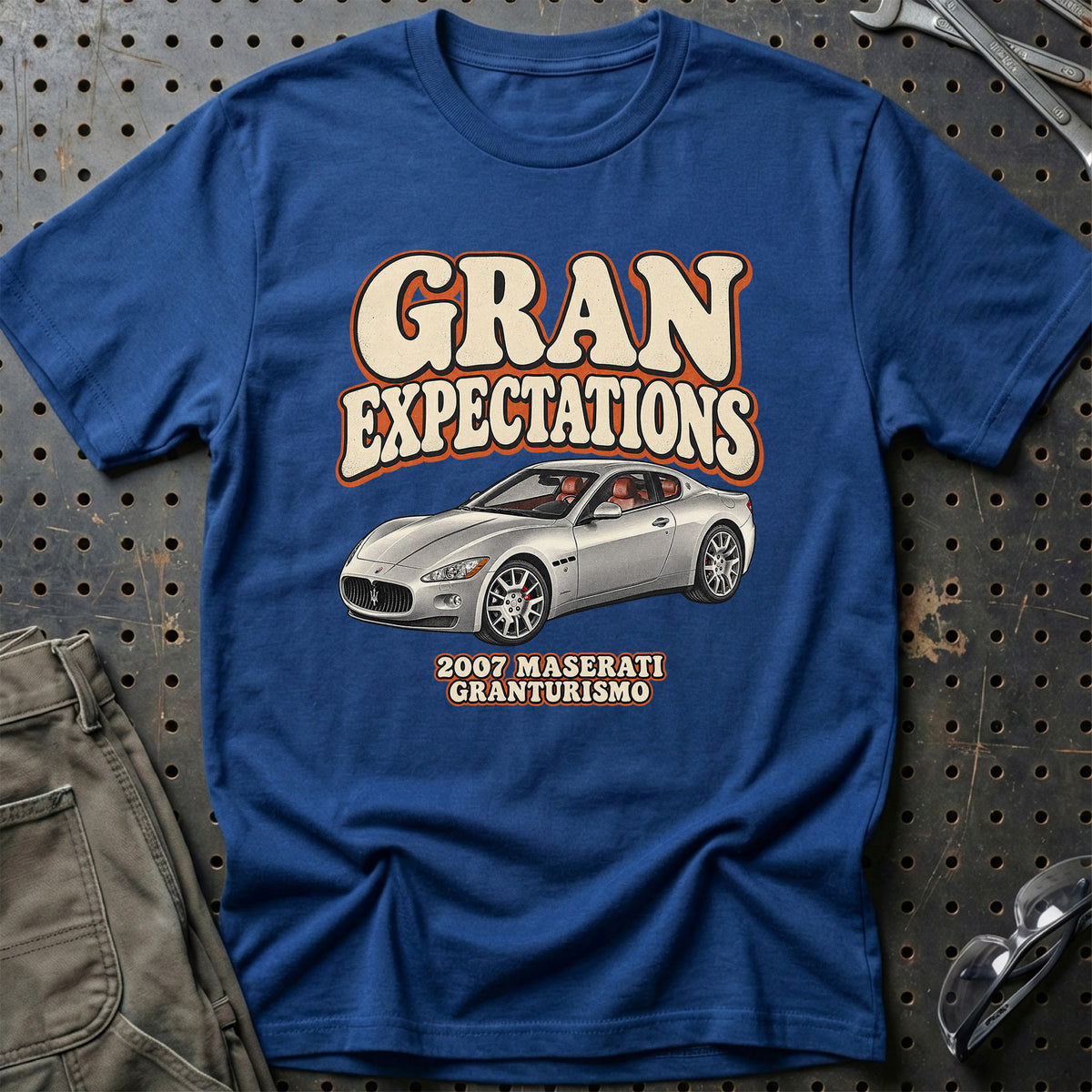 
Maserati GranTurismo 2007 – Gran Expectations T-Shirt – Blå Royal