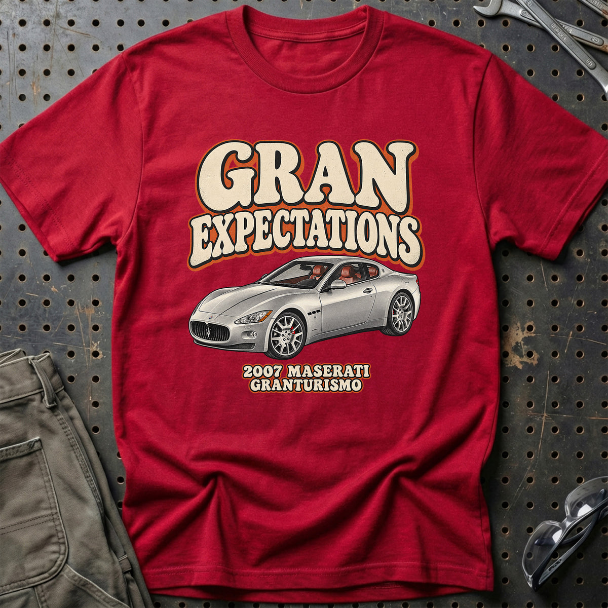 
Maserati GranTurismo 2007 – Gran Expectations T-Shirt – Rød