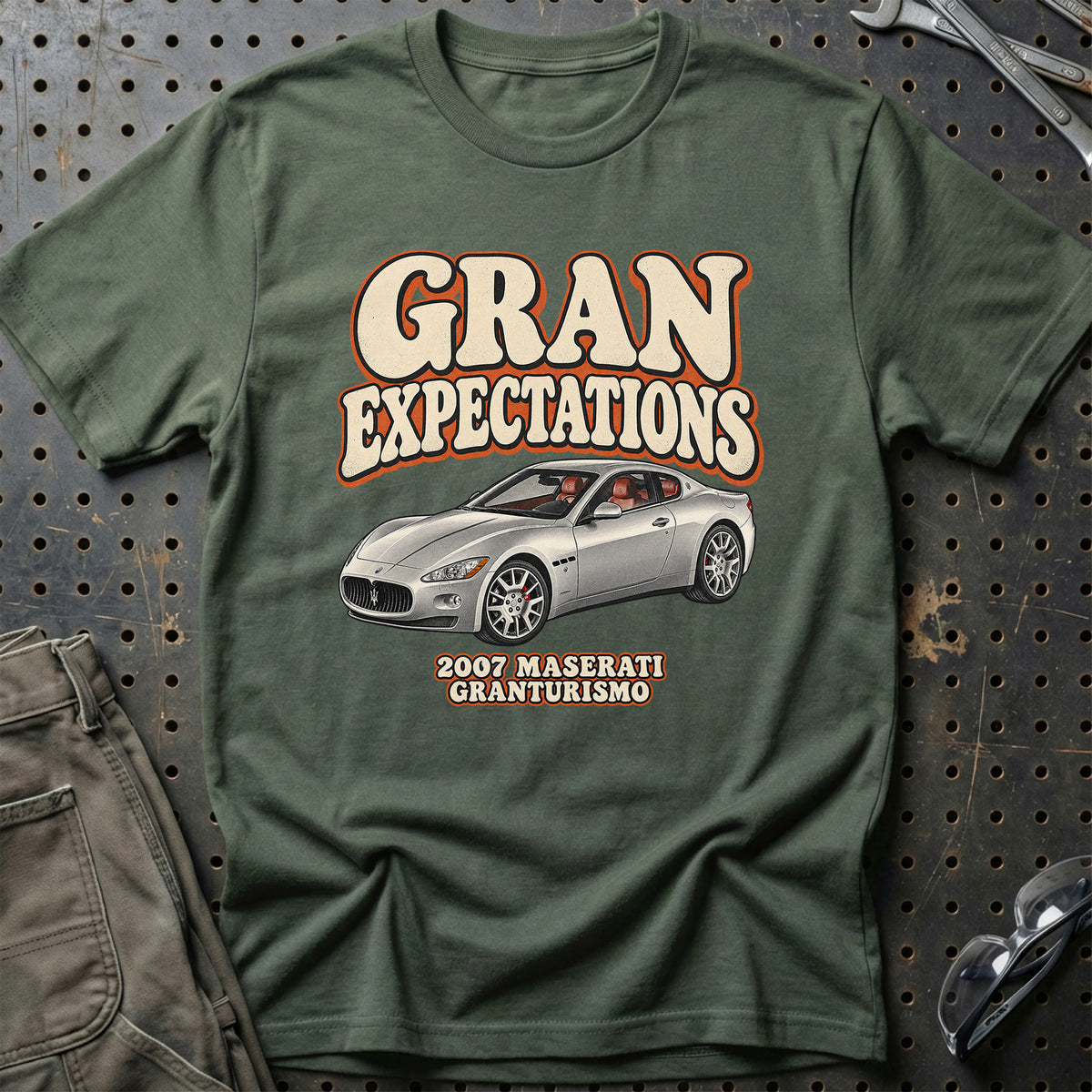 
Maserati GranTurismo 2007 – Gran Expectations T-Shirt – Grøn Militær