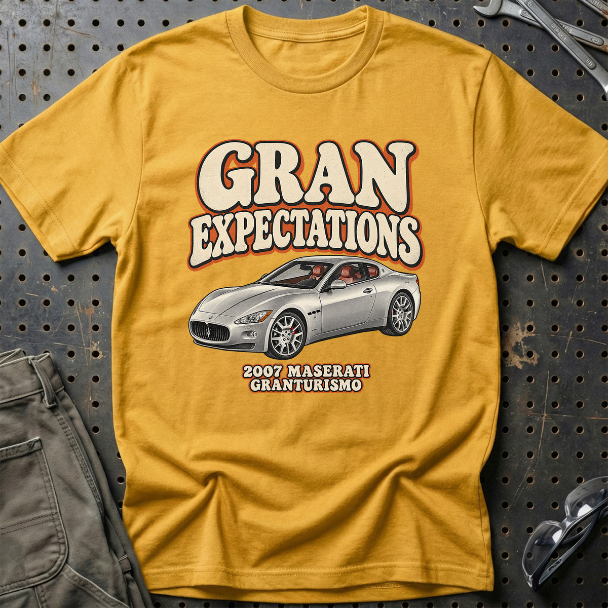 
Maserati GranTurismo 2007 – Gran Expectations T-Shirt – Guld