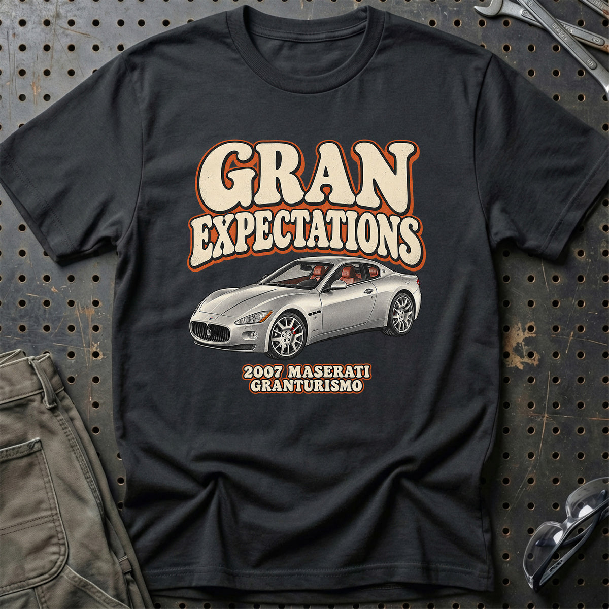 
Maserati GranTurismo 2007 – Gran Expectations T-Shirt – Sort