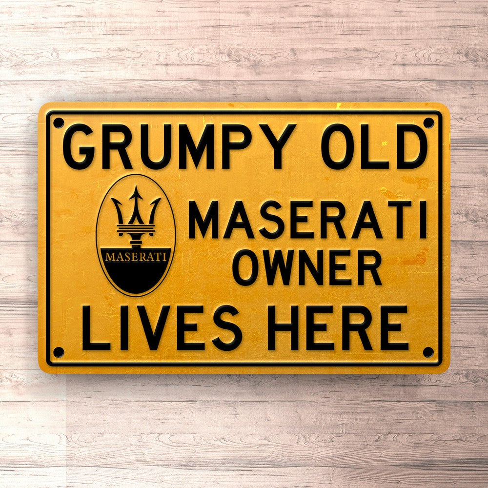 Maserati Grumpy Old Maserati Owner Lives Here Skilte, Musemåtte, Dørmåtte-Skilte-Maserati-Garage Culture Shop- garage - man cave - merchandise