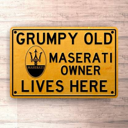 Maserati Grumpy Old Maserati Owner Lives Here Skilte, Musemåtte, Dørmåtte , Plakat-Skilte-Maserati-Garage Culture Shop- garage - man cave - merchandise