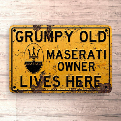Maserati Grumpy Old Maserati Owner Lives Here Skilte, Musemåtte, Dørmåtte , Plakat-Skilte-Maserati-Garage Culture Shop- garage - man cave - merchandise