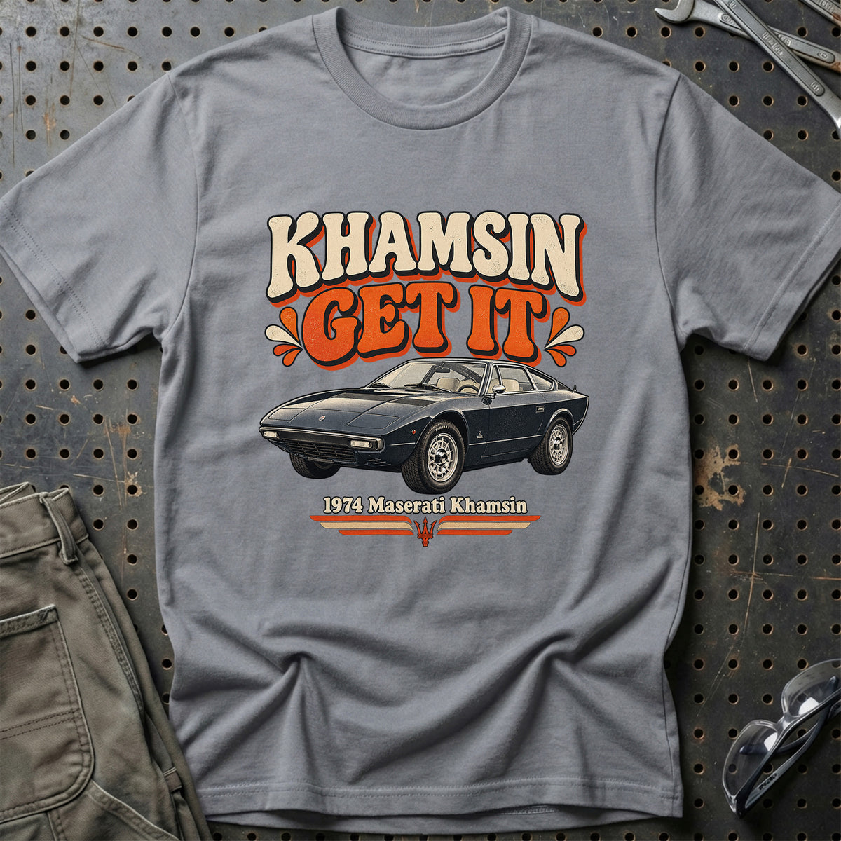 
Maserati Khamsin 1974 – Khamsin Get It T-Shirt – Grå Sport