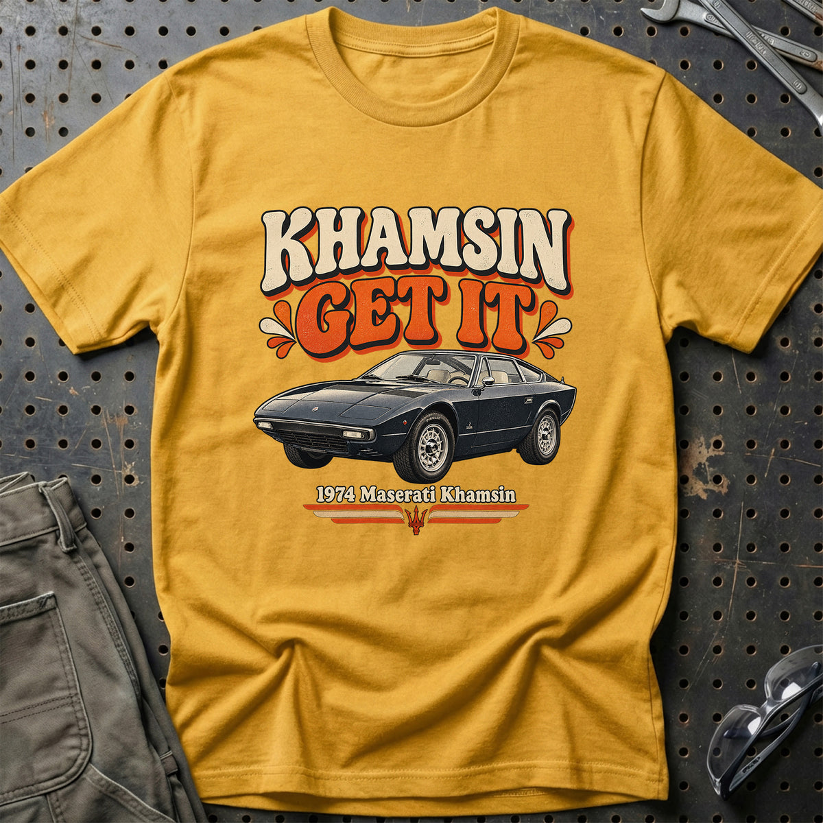 
Maserati Khamsin 1974 – Khamsin Get It T-Shirt – Guld