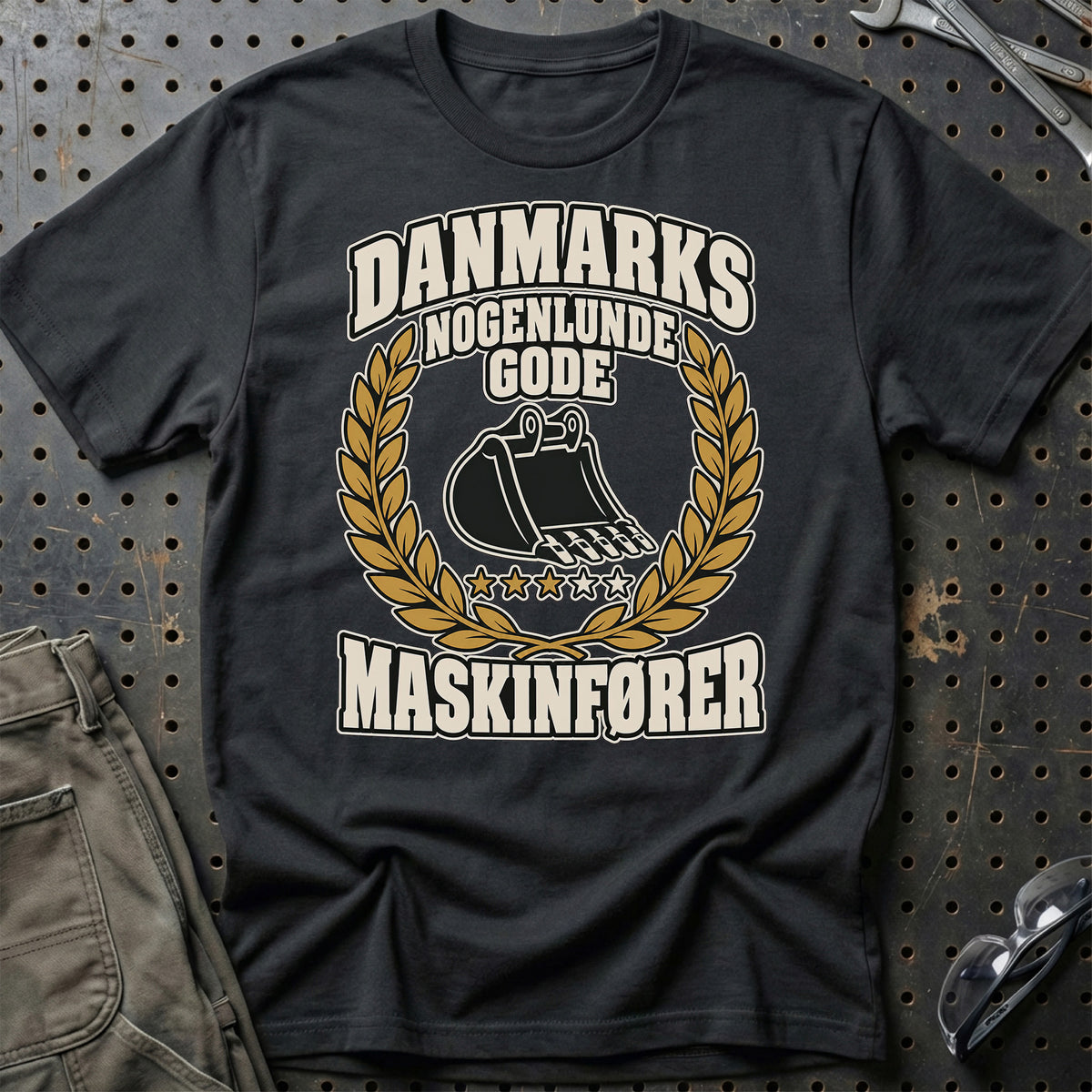 Maskinfører – Danmarks Nogenlunde Gode T-Shirt-Beklædning-Garage Culture-Sort-S-Garage Culture Shop- garage - man cave - merchandise