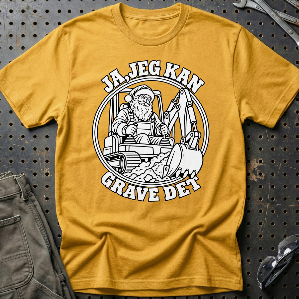 
Maskinfører – Santa Kan Det – Jul T-Shirt – Guld