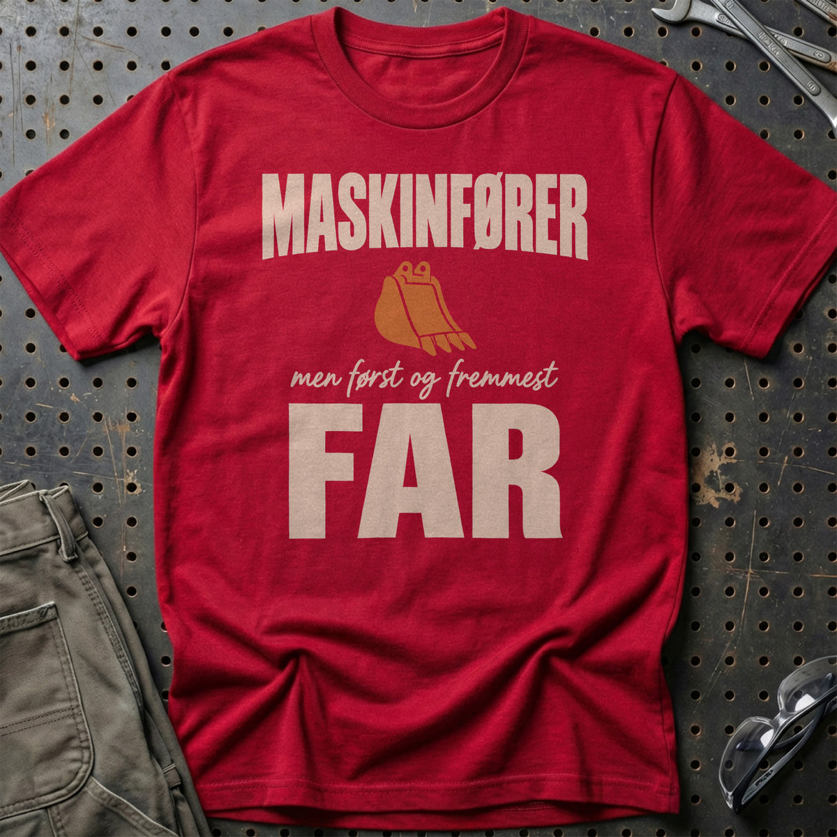 
Produktbillede af Maskinfører – Men Først Og Fremmest Far T-Shirt