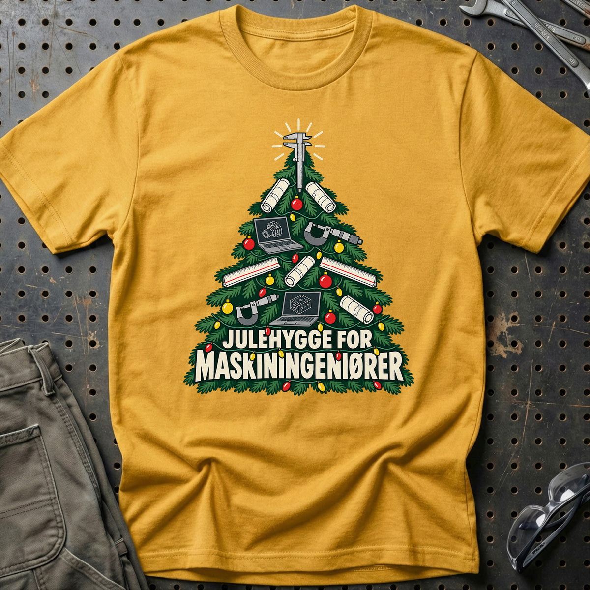 
Maskiningeniør – Julehygge – Unisex T-Shirt – Guld