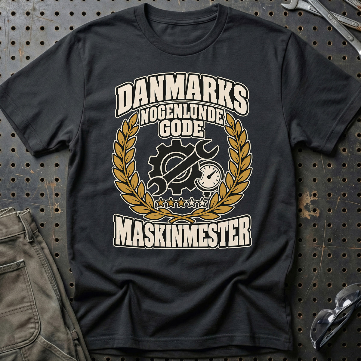 
Maskinmester – Danmarks Nogenlunde Gode T-Shirt – Sort