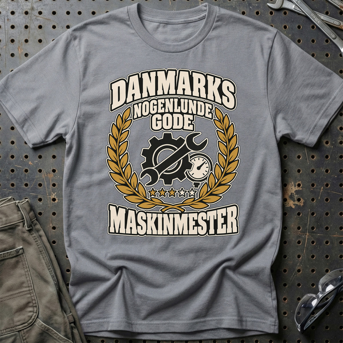 
Maskinmester – Danmarks Nogenlunde Gode T-Shirt – Grå Sport