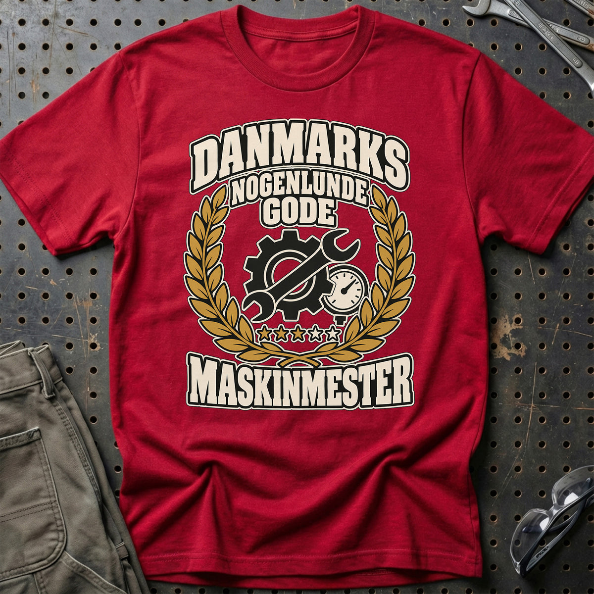 
Maskinmester – Danmarks Nogenlunde Gode T-Shirt – Rød