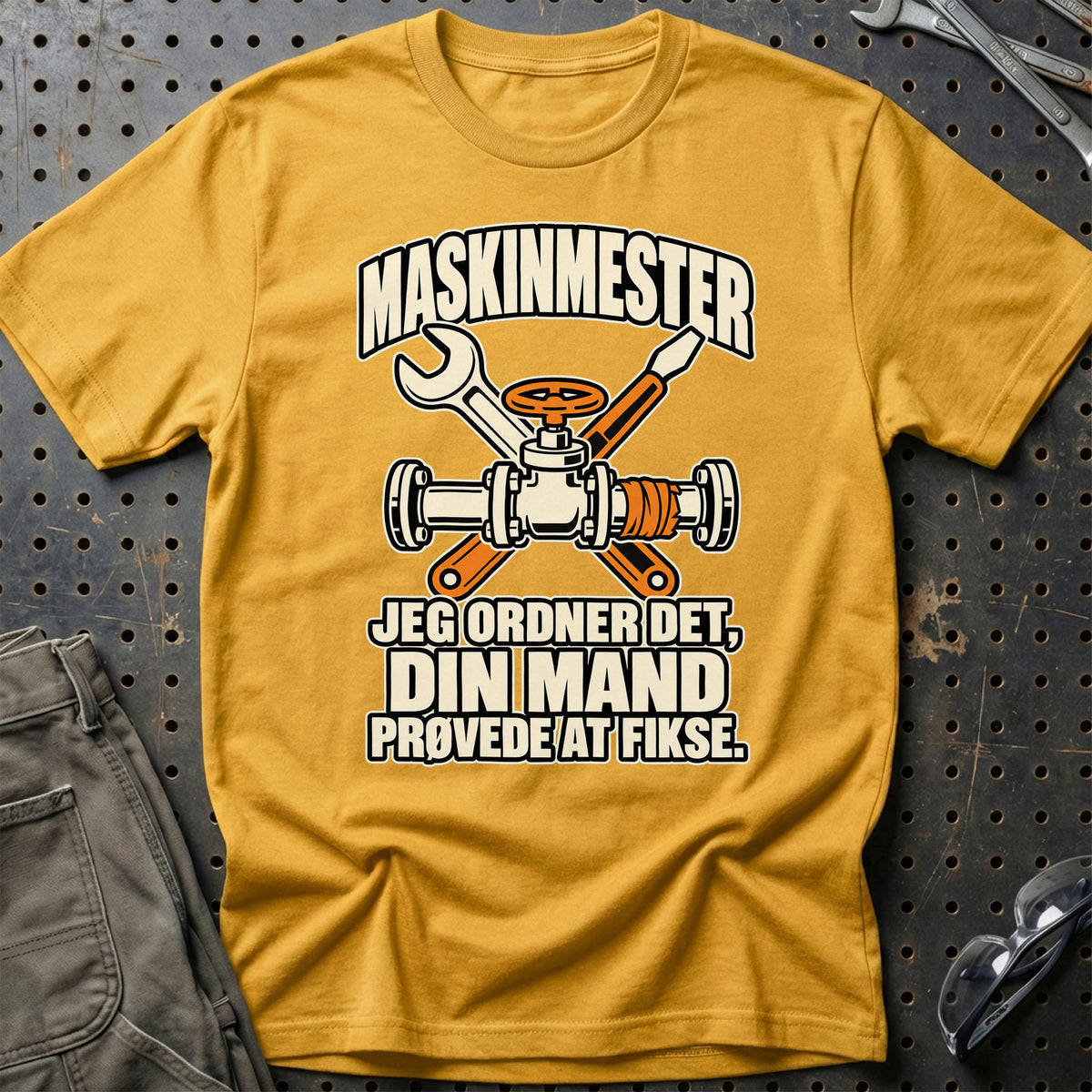 
Maskinmester – Jeg Ordner Det, Din Mand Prøvede At Fikse T-Shirt – Guld