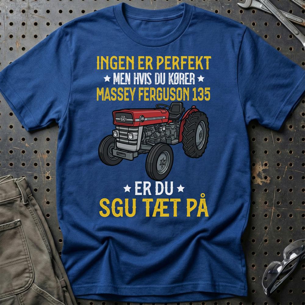 Massey Ferguson 135 – Ingen Er Perfekt - Unisex T-Shirt-Beklædning-Massey Ferguson-Blå Royal-S-Garage Culture Shop- garage - man cave - merchandise