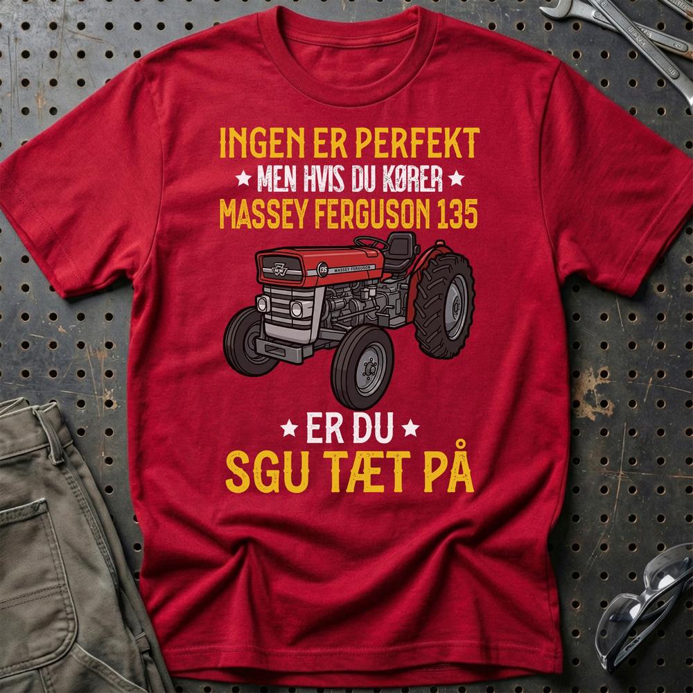 Massey Ferguson 135 – Ingen Er Perfekt - Unisex T-Shirt-Beklædning-Massey Ferguson-Rød-S-Garage Culture Shop- garage - man cave - merchandise