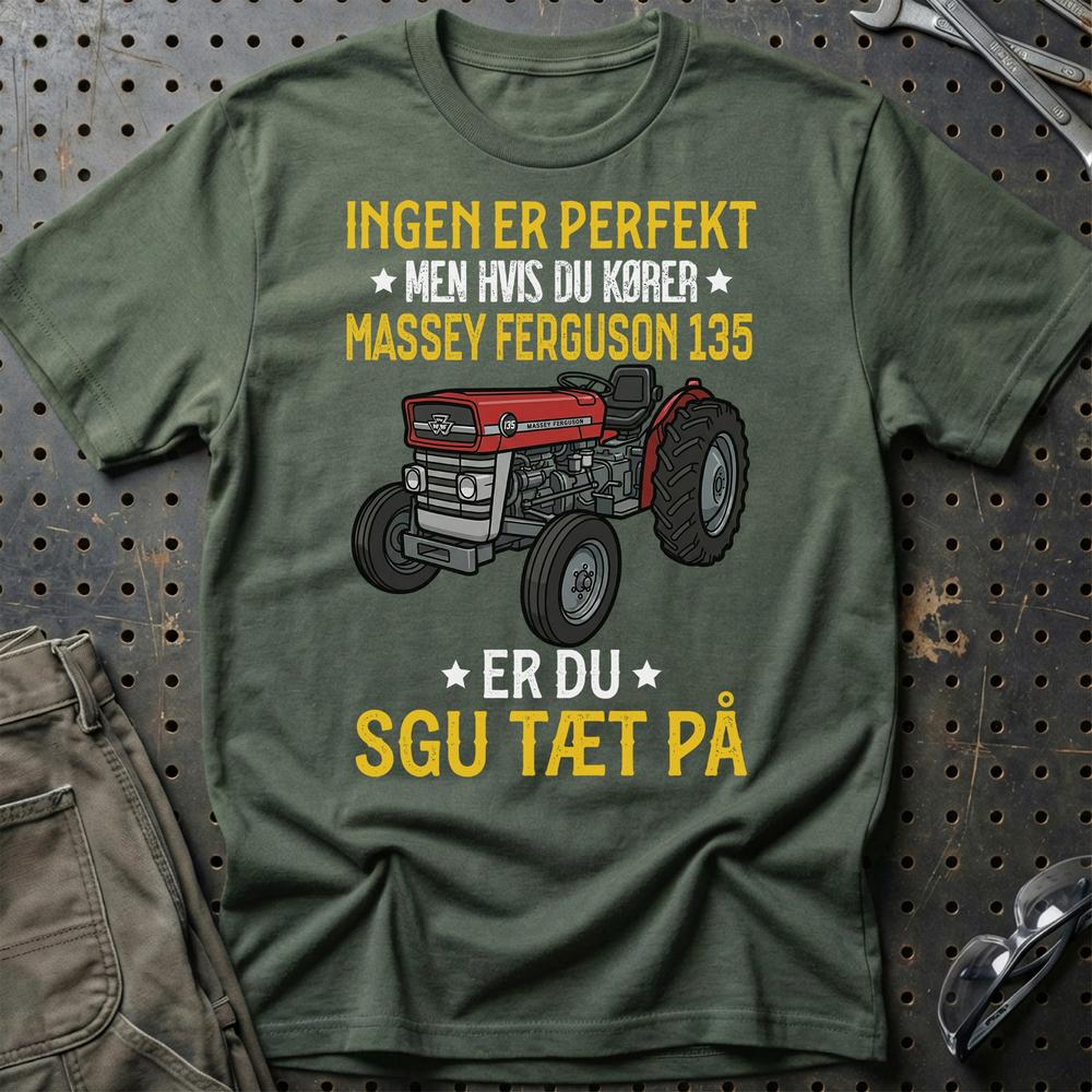 Massey Ferguson 135 – Ingen Er Perfekt - Unisex T-Shirt-Beklædning-Massey Ferguson-Grøn Militær-S-Garage Culture Shop- garage - man cave - merchandise