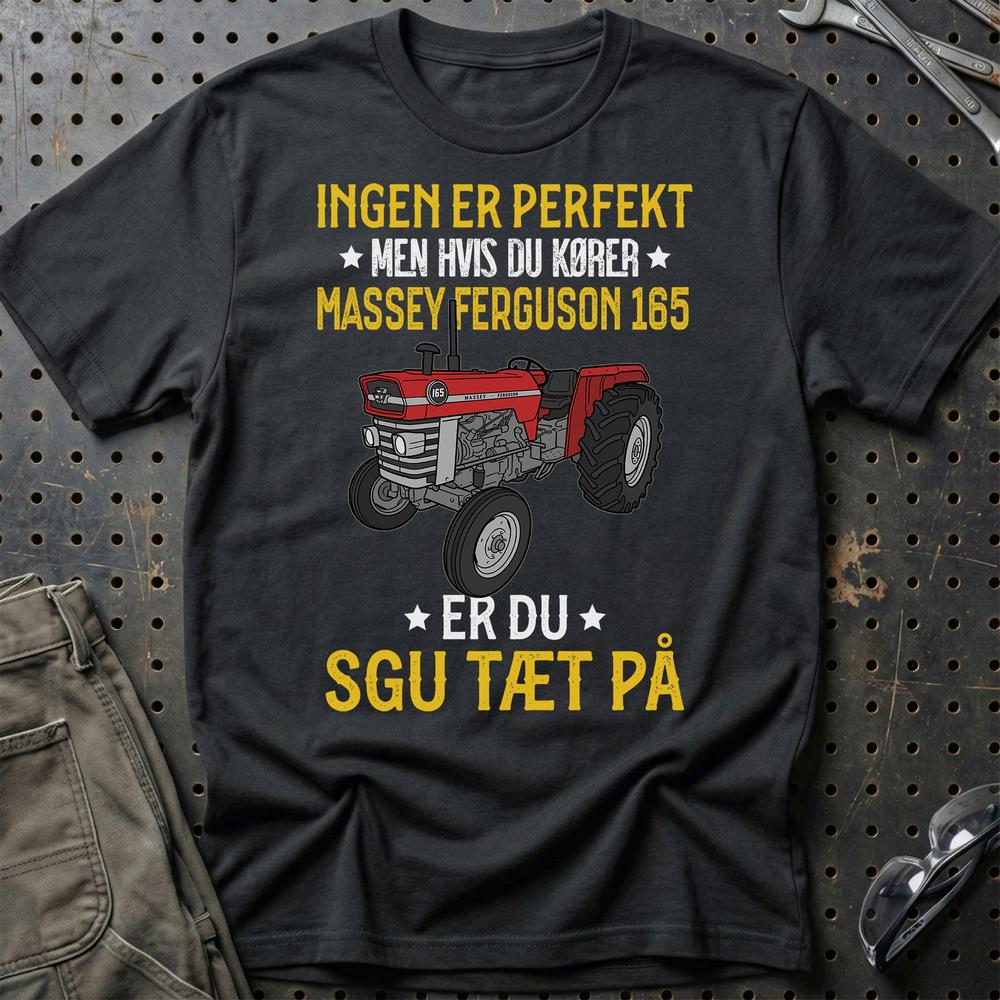Massey Ferguson 165 - Ingen Er Perfekt - Sjov Traktor Tee T-Shirt-Beklædning-Massey Ferguson-Garage Culture Shop- garage - man cave - merchandise
